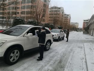 蓝海投资张龙阳、侯杰，天福雅苑卡点执勤.jpg