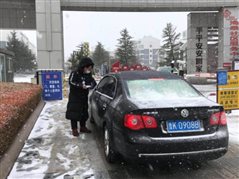蓝海投资孙建峰同事海泰庄园卡点认真记录车辆及人员信息.jpg